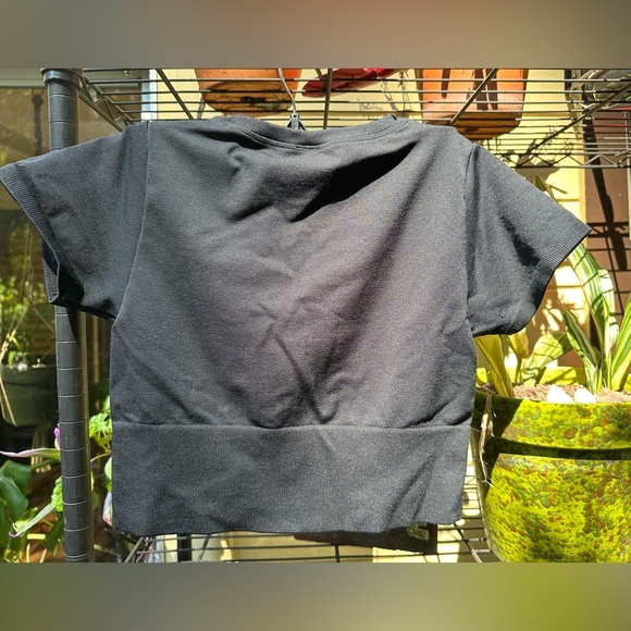 OFFLINE By Aerie Sidewalk Seamless Cropped T-Shirt Size Small Black Women’s - Picture 7 of 12